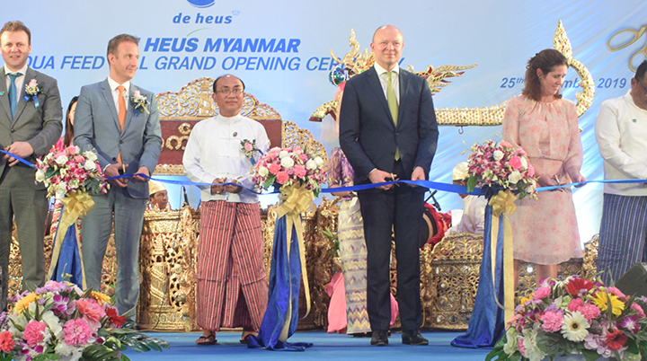 six people are cutting ribbon at the opening ceremony.